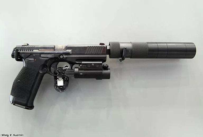 Súng lục PL-15, trưng bày tại Diễn đàn 