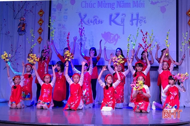 Nhiều người Việt ở Nga có thâm niên sống ở xứ tuyết trên chục năm lòng vẫn đau đáu với tết cổ truyền dân tộc. Ảnh: Cộng đồng người Việt đã tổ chức vui đón Tết Kỷ Hợi tại thành phố Kazan - thủ phủ của nước Cộng hòa Tatarstan, Liên bang Nga. Ảnh: VOV.