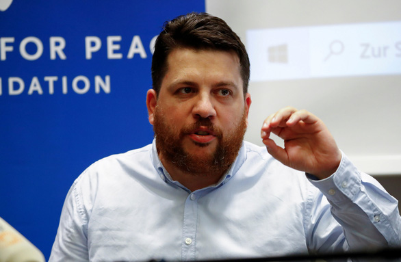 Ông Leonid Volkov, một đồng minh của chính trị gia đối lập người Nga Alexei Navalny, phát biểu trong cuộc họp báo ngày 21-8-2021 tại Berlin, Đức - Ảnh (tư liệu): REUTERS