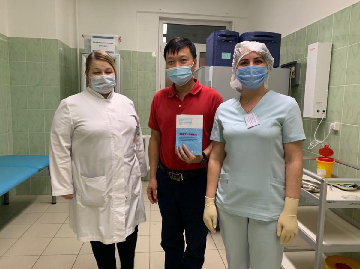 Ông Hà Việt Long-chủ tịch Hội người Việt tại Pscop-LB Nga nhận chứng chỉ hoàn thành tiêm chủng (ảnh do ông Hà Việt Long cung cấp)