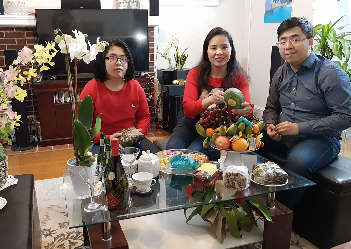 Gia đình anh Ngọc Nghĩa gói bánh chưng, chuẩn bị mâm ngũ quả, bánh kẹo, chả giò cho Tết. Ảnh: Nhân vật cung cấp.