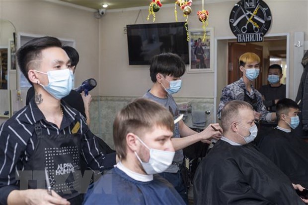 Đảm bảo phòng dịch cho khách hàng cần trở thành ưu tiên của các hiệu chăm sóc sắc đẹp. (Ảnh: TTXVN phát)