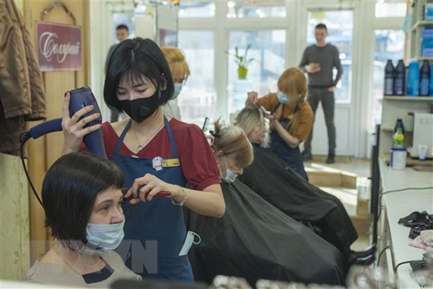 Chuyên nghiệp hóa dịch vụ chăm sóc sắc đẹp là xu hướng tất yếu. (Ảnh: TTXVN phát)
