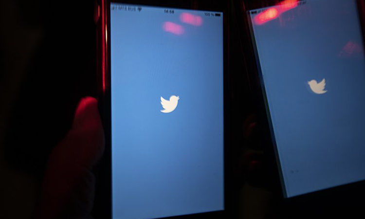 Một chiếc điện thoại đang mở Twitter ở Moskva hôm 10/3. Ảnh: AP.