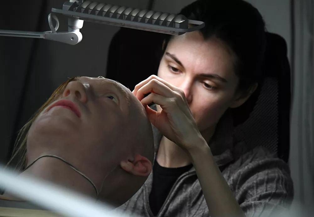 Phó giám đốc Alexandra Chegodaeva, Chi nhánh Viễn Đông của Promobot, đang làm việc với mẫu da nhân tạo thử nghiệm trong phòng thí nghiệm ở Vladivostok
