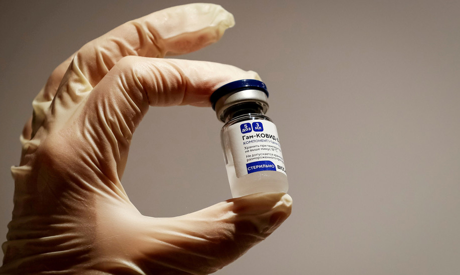 Một lọ vaccine Covid-19 Sputnik V của Nga. Ảnh: Reuters.