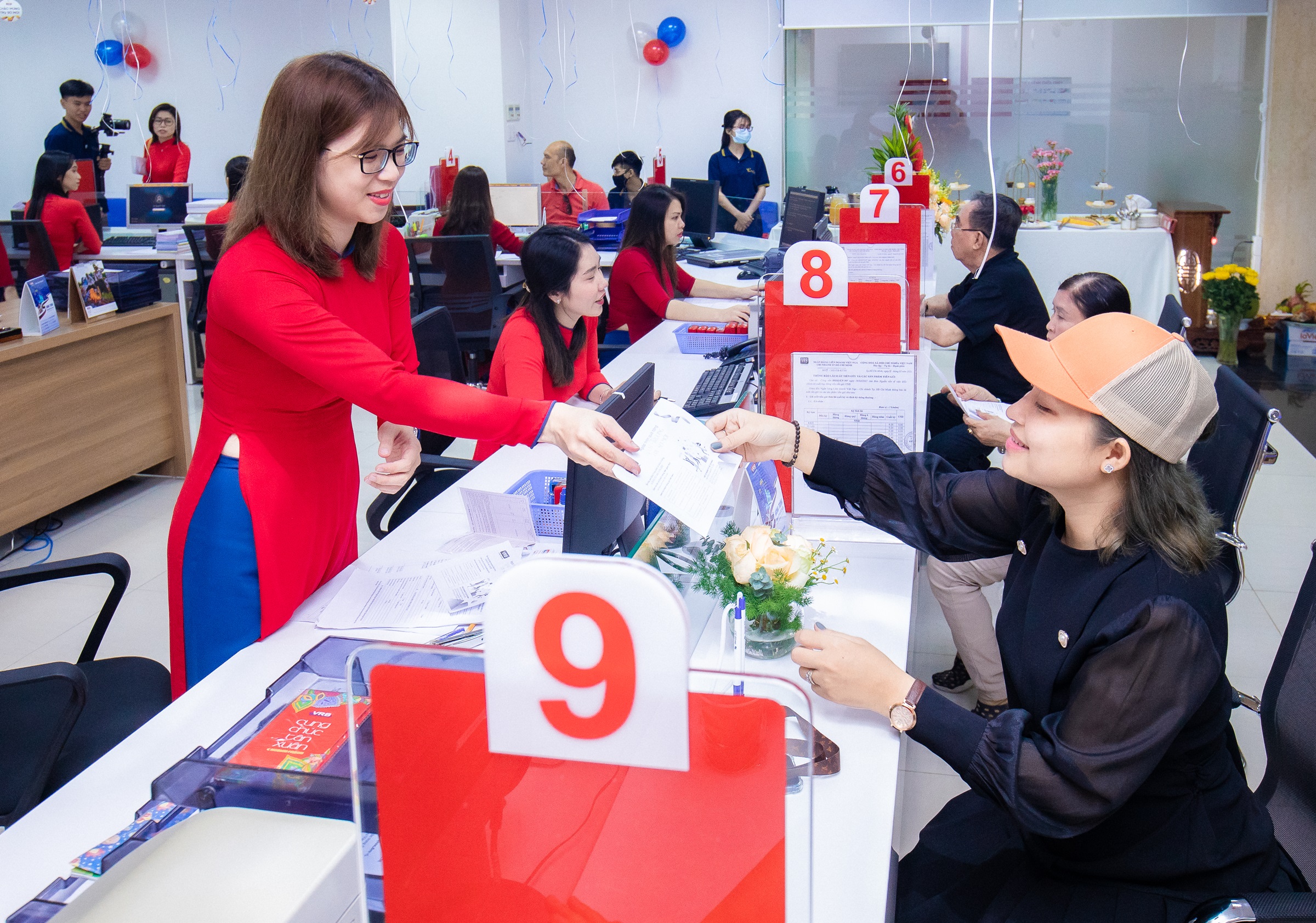 Những khách hàng đầu tiên đến giao dịch.