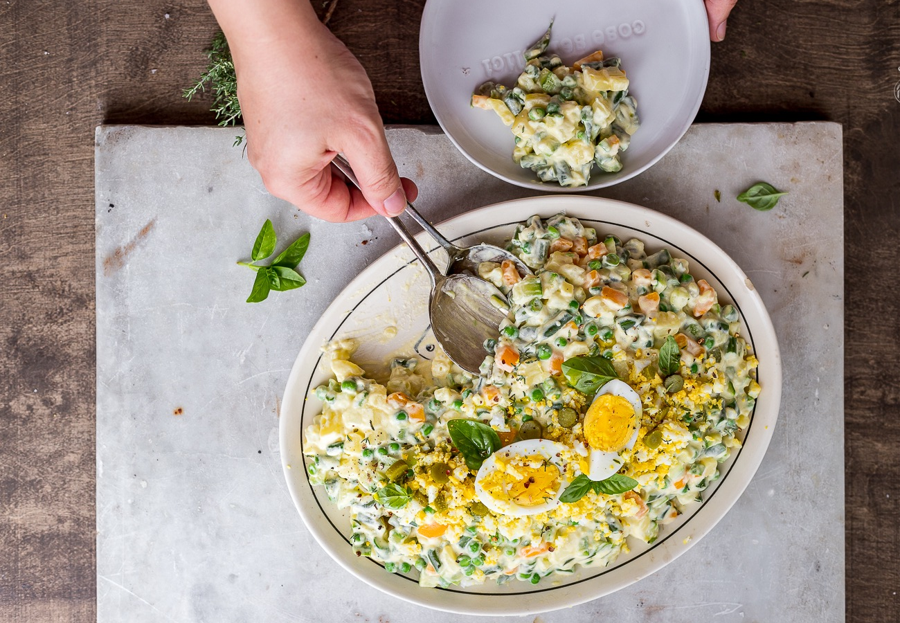 Salad Olivier của người Nga. Ảnh: Juls' Kitchen