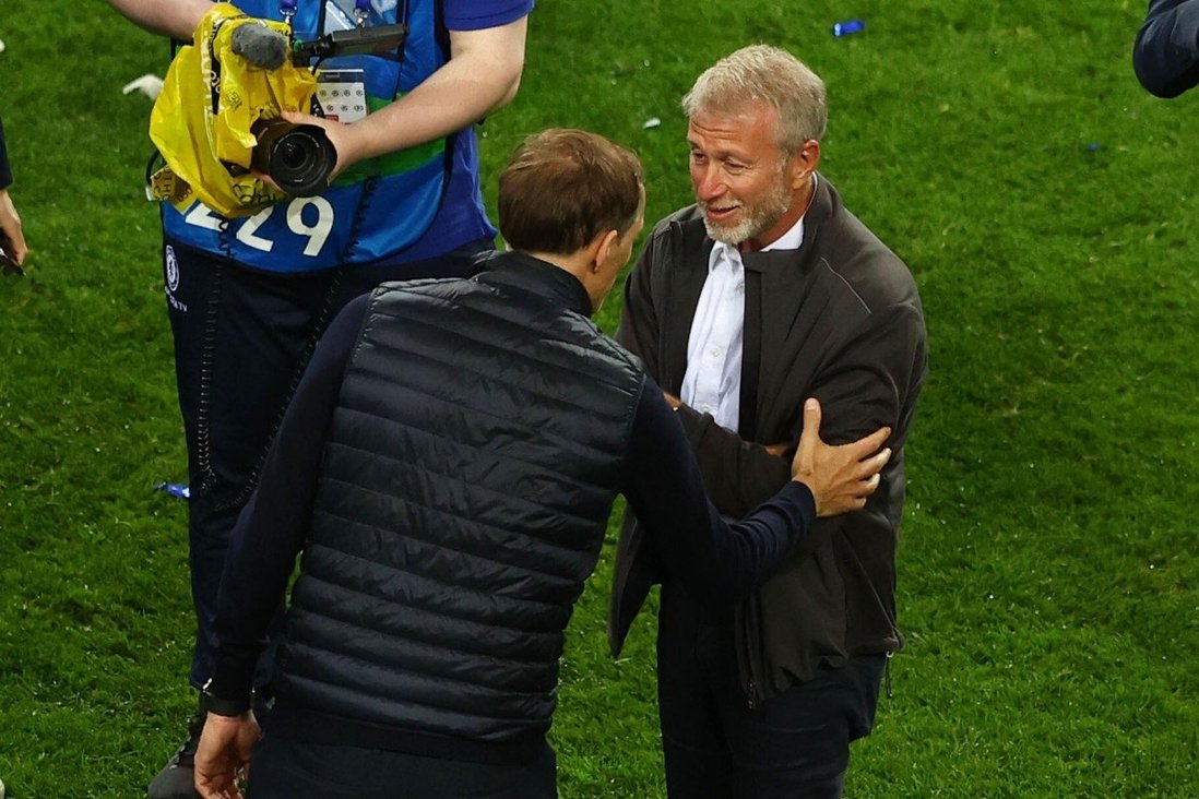 Tuchel nói chuyện ngắn với Abramovich nhân lần đầu hai bên gặp mặt trực tiếp. Ảnh: Reuters
