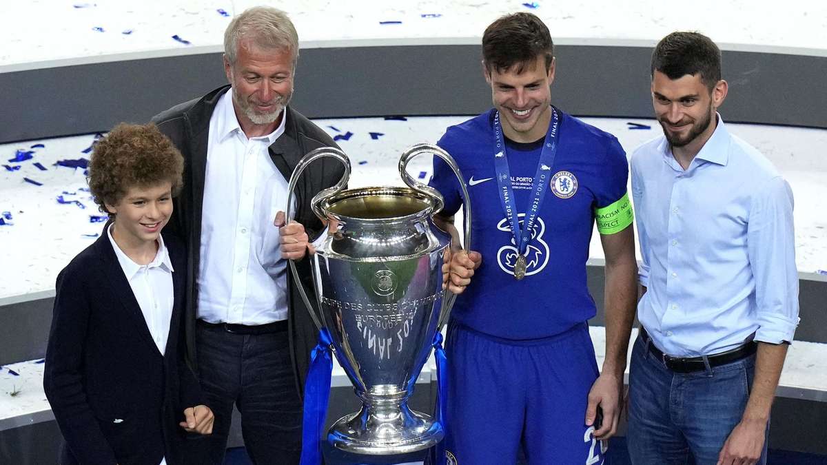 Abramovich chụp ảnh lưu niệm với chiếc cúp và thủ quân Azpilicueta sau lễ đăng quang của Chelsea. Ảnh: Reuters