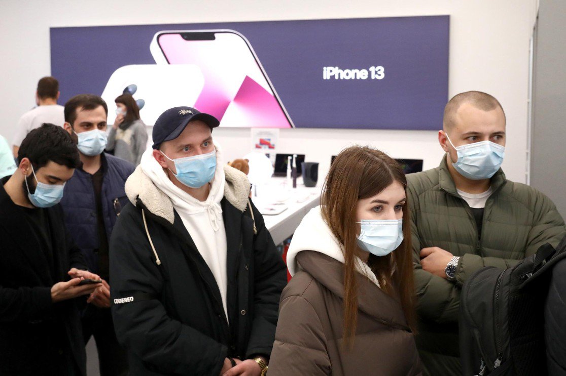 Người dân Nga đổ xô đi mua iPhone. Ảnh: Nypost.