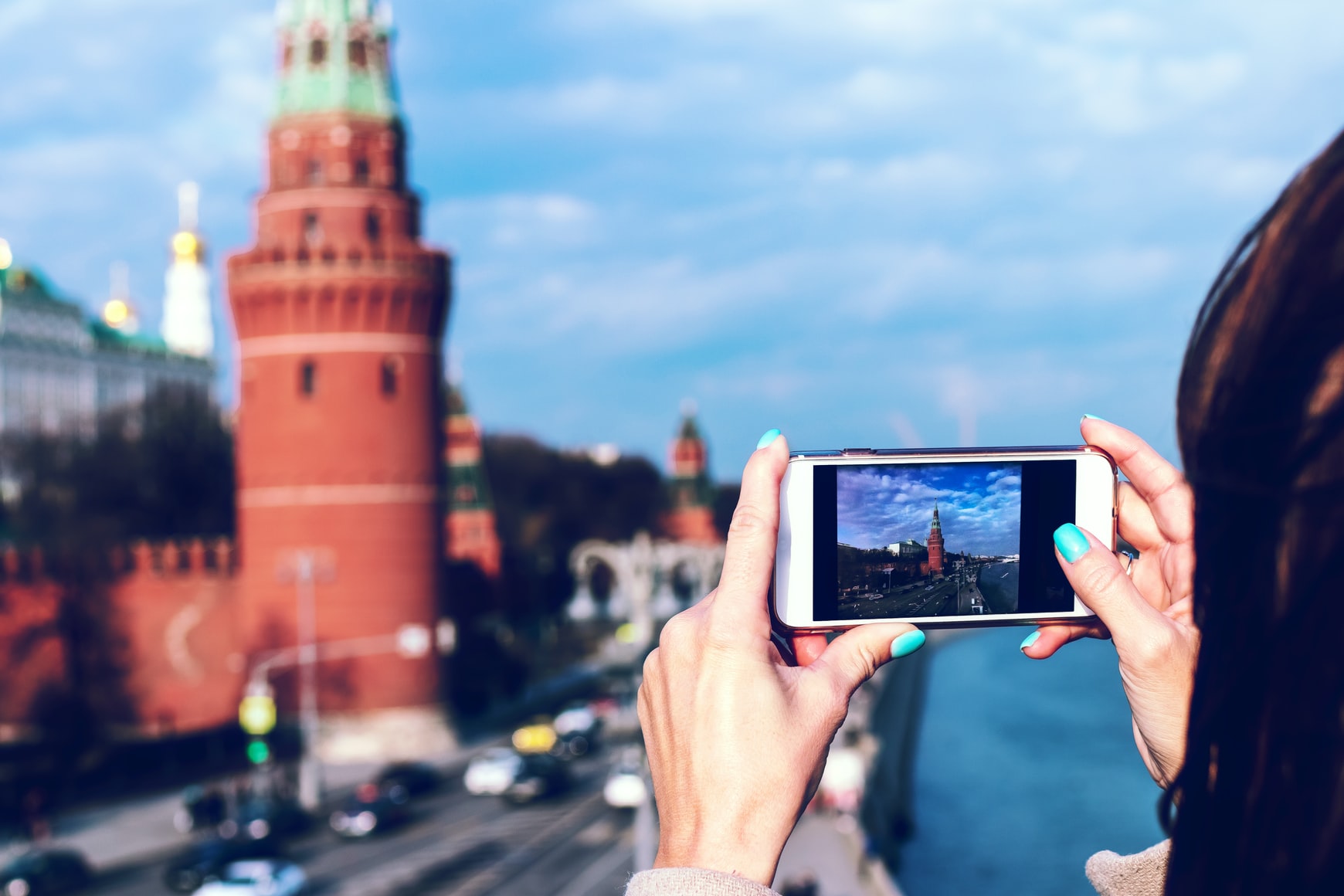 Du khách chụp ảnh Quảng trường đỏ tại Moskva, Nga. Ảnh: Unsplash