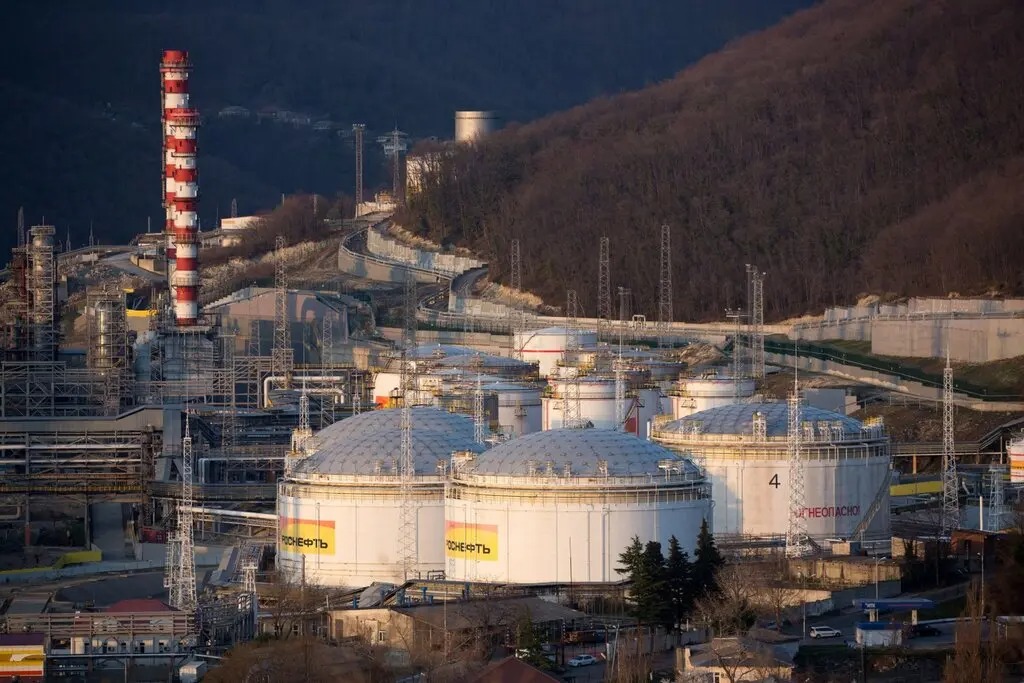 Nơi chứa dầu tại cơ sở lọc dầu RN-Tuapsinsky của Rosneft tại Nga. Ảnh: Bloomberg