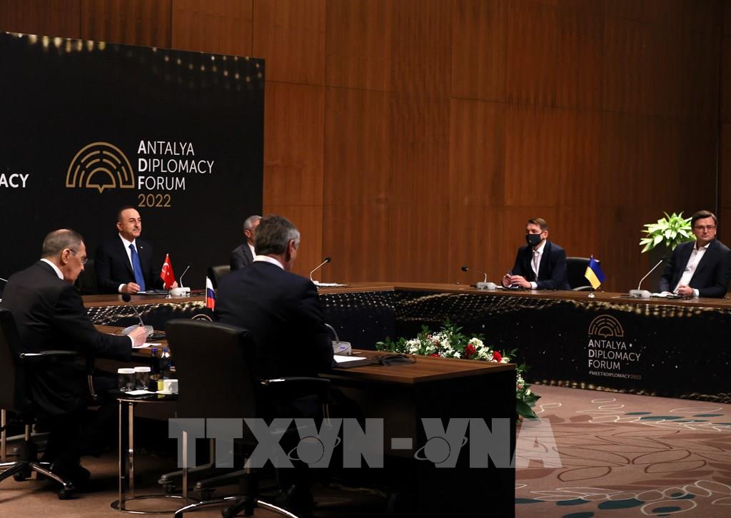 Ngoại trưởng Nga Sergei Lavrov (trái), Ngoại trưởng Ukraine Dmytro Kuleba (phải) và Ngoại trưởng Thổ Nhĩ Kỳ Mevlut Cavusoglu tại cuộc đàm phán ở Antalya, Thổ Nhĩ Kỳ, ngày 10/3/2022. Ảnh: AFP/ TTXVN
