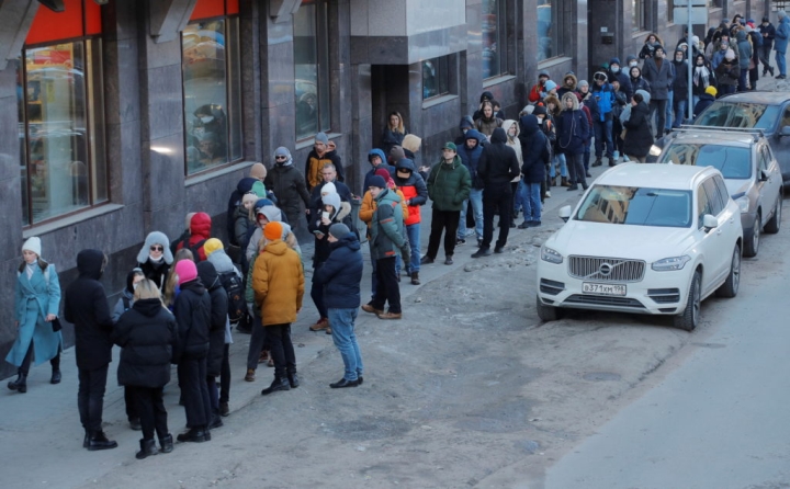 Người Nga đi rút tiền mặt ở Saint Petersburg, Nga, ngày 27/2/2022. (Ảnh: Reuters)