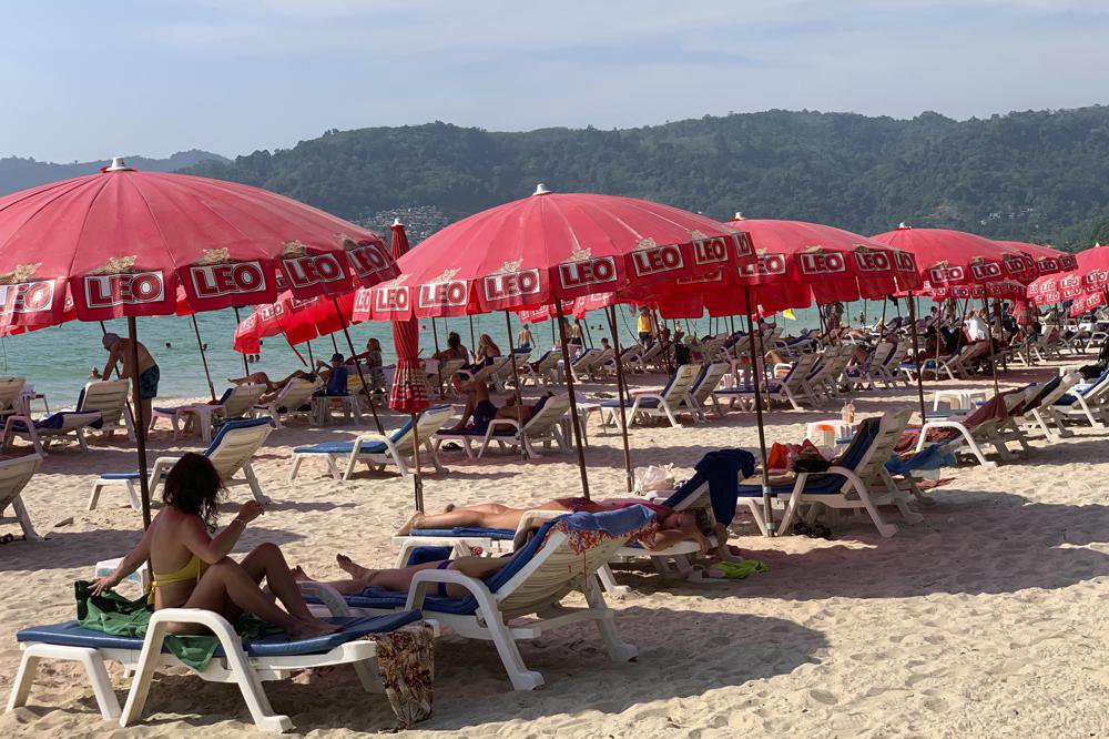 Bãi biển Patong ở Phuket, Thái Lan, ngày 11/3. Ảnh: AP.