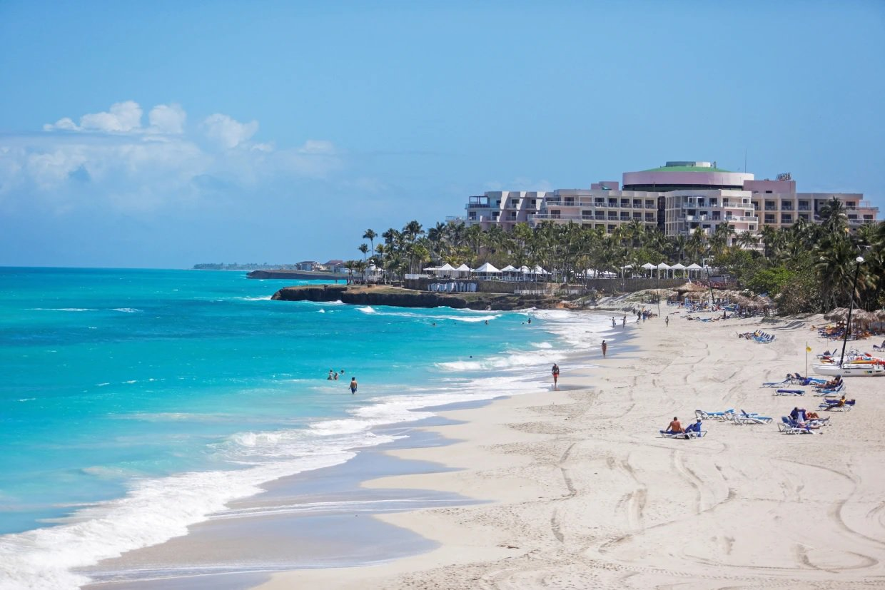 Bãi biển ở Varadero, Cuba vắng khách, ngày 7/3. Ảnh: Reuters.
