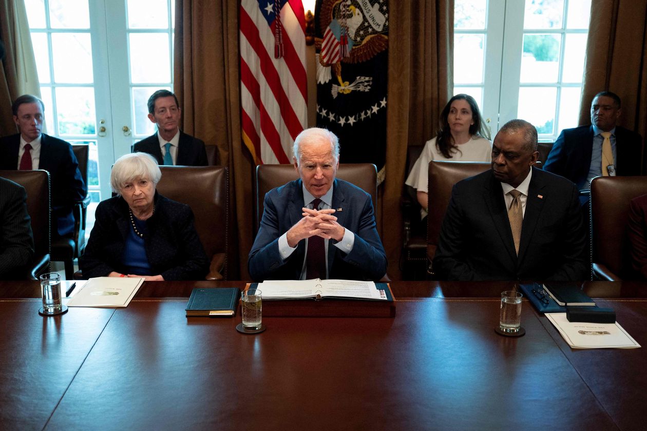 Bộ trưởng Tài chính Mỹ Janet Yellen (trái) dự một cuộc họp tại Nhà Trắng vào đầu tháng 3. Ảnh: AFP