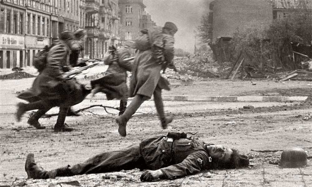 Hồng quân Liên Xô cơ động chiến đấu ở Berlin vào năm 1945.