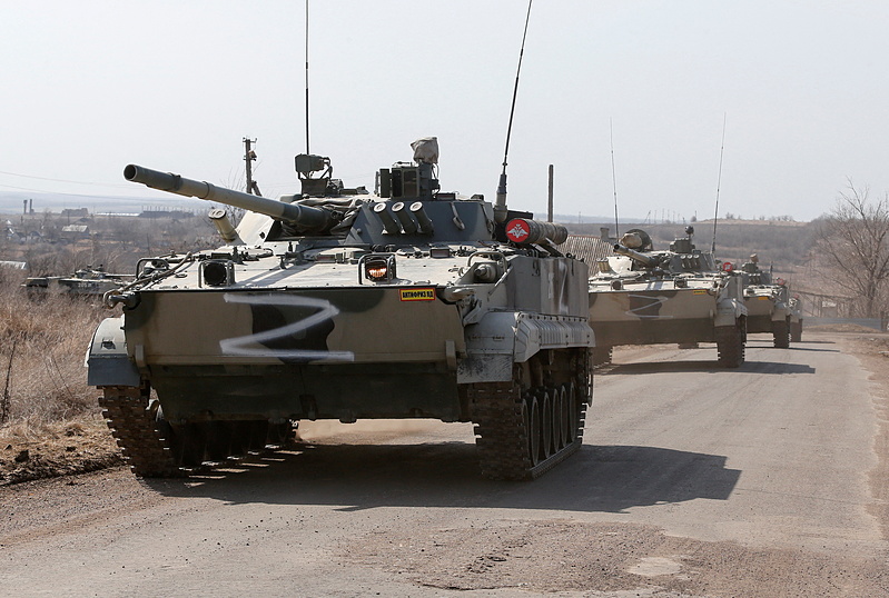 Xe bọc thép của lực lượng ly khai thân Nga di chuyển gần Dokuchaievsk ở tỉnh Donetsk hôm 25/3. Ảnh: Reuters.