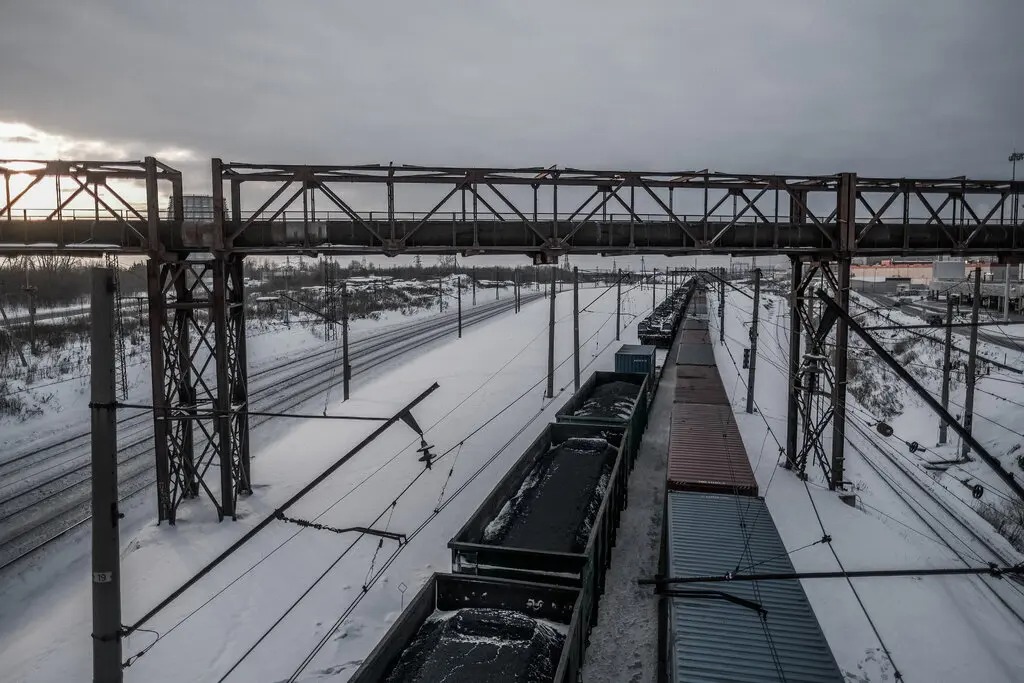 Một tàu chở than tại Yekaterinburg (Nga). Ảnh: NYT