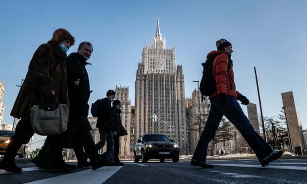 Người dân Nga đi bộ trước tòa nhà Văn phòng Bộ Ngoại giao ở Moscow, Nga. (Ảnh: EPA)
