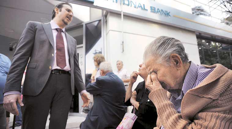 Người Hy Lạp xếp hàng chờ rút tiền bên ngoài ATM tháng 6/2015. Ảnh: Reuters
