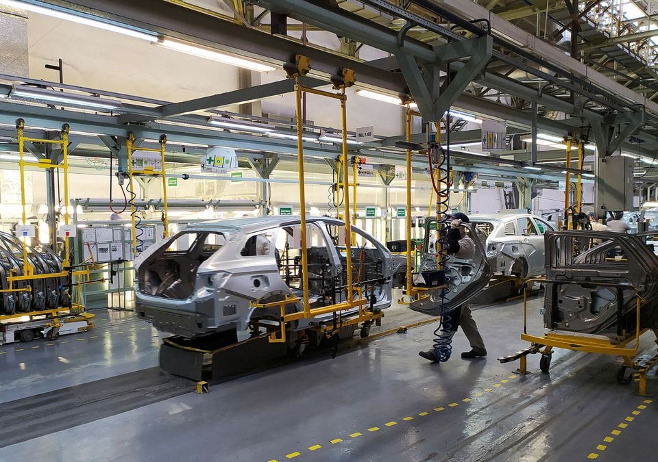 Dây chuyền lắp ráp của nhà máy ôtô LADA Izhevsk, ở Izhevsk, Nga ngày 22/2. Ảnh: Reuters