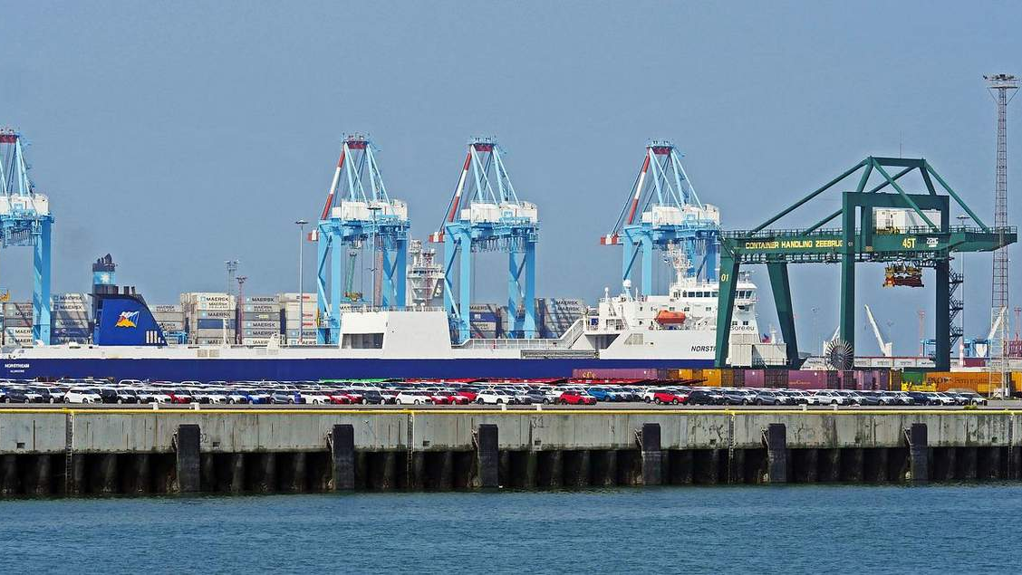 Zeebrugge là một trong những cảng trung chuyển ô tô lớn nhất ở châu Âu, trung bình mỗi năm có hơn 2 triệu xe ô tô vận chuyển qua cảng biển này / LUXURYLAUNCHES