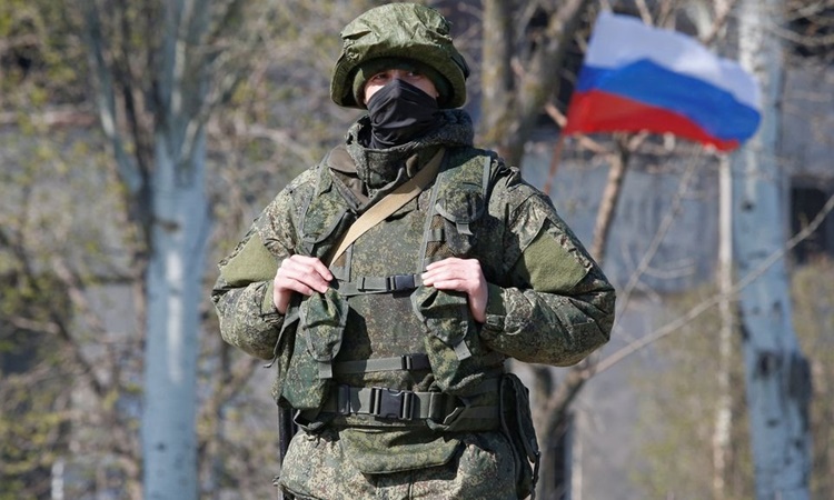 Một binh sĩ thuộc lực lượng thân Nga tại thành phố cảng Mariupol, phía nam Ukraine, hôm 20/4. Ảnh: Reuters.
