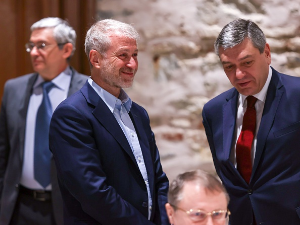 Ông Abramovich vẫn đang nỗ lực giúp đỡ Chelsea.