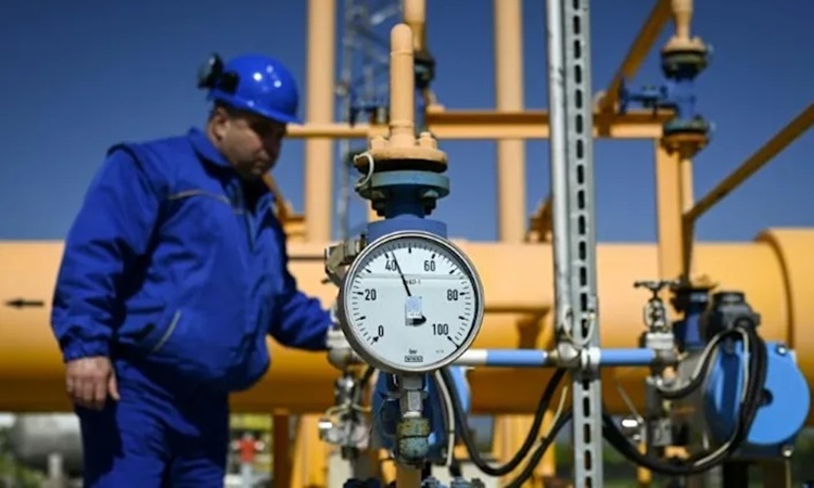 Một công nhân làm việc gần các đường ống dẫn khí đốt tại trạm nén khí Bulgartransgaz ở Ihtiman, Bulgaria, ngày 5/5. Ảnh: AFP.