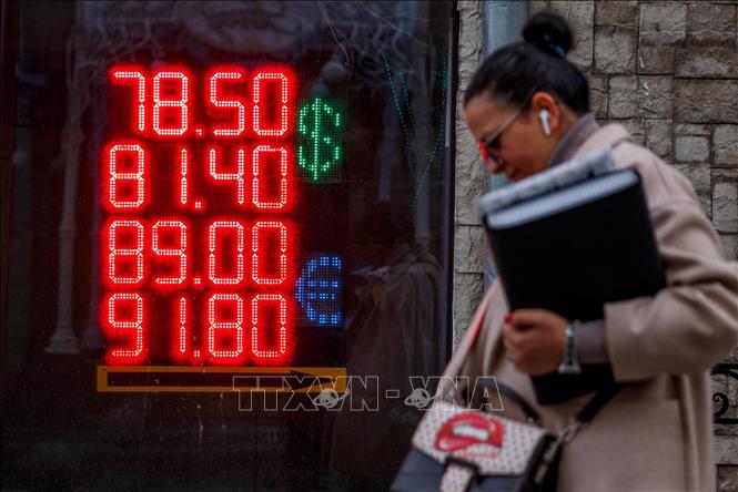 Bảng thông báo tỷ giá đồng ruble Nga và đồng đôla Mỹ tại Moskva ngày 22/2/2022. Ảnh: AFP/TTXVN