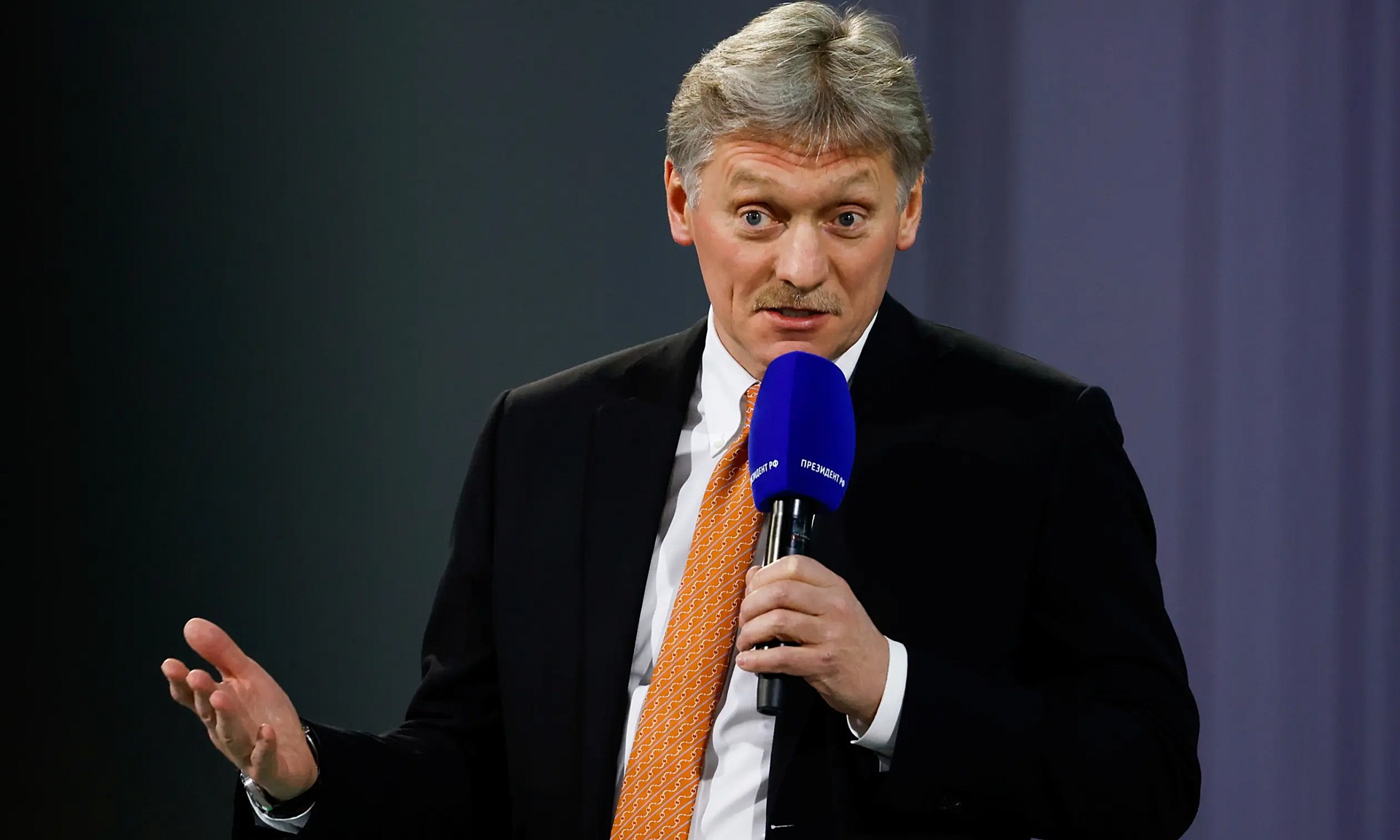 Người phát ngôn Peskov tại cuộc họp báo của Tổng thống Putin ngày 23/12/2021. Ảnh: Reuters.