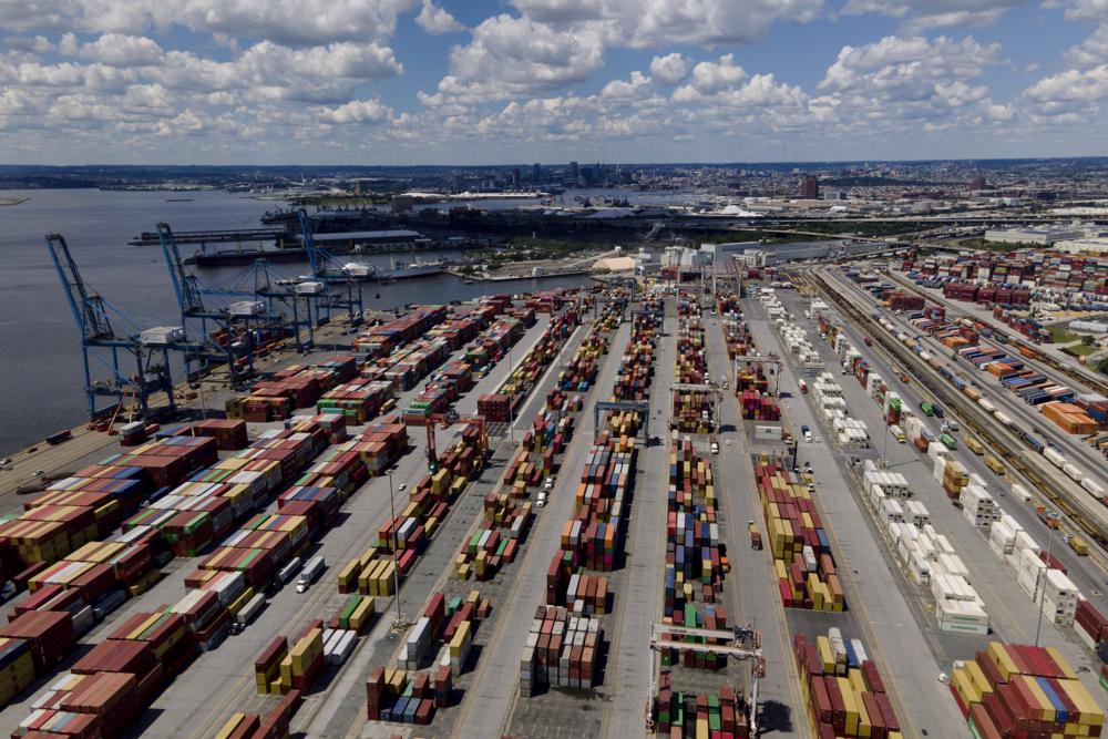 Container hàng hóa chất đầy cảng Baltimore vào ngày 12/8/2022. Ảnh: AP 