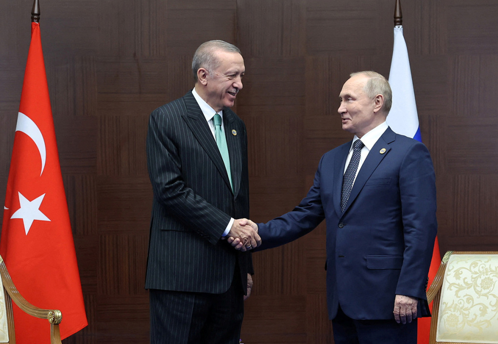 Tổng thống Nga Putin (phải) gặp Tổng thống Thổ Nhĩ Kỳ Erdogan tại Astana, Kazakhstan ngày 13/10. Ảnh: Reuters.
