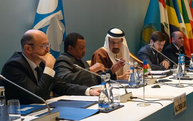 Ông Sorokin (thứ 2 từ bên phải qua) trong cuộc họp OPEC+ năm 2019. Ảnh: Getty