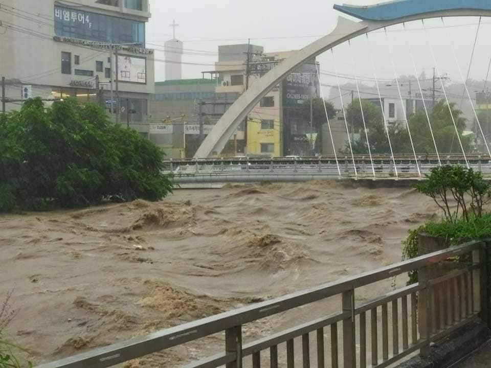Nước sông dâng cao do mưa lớn lịch sử ở thành phố Gwangju. Ảnh: Nhân vật cung cấp