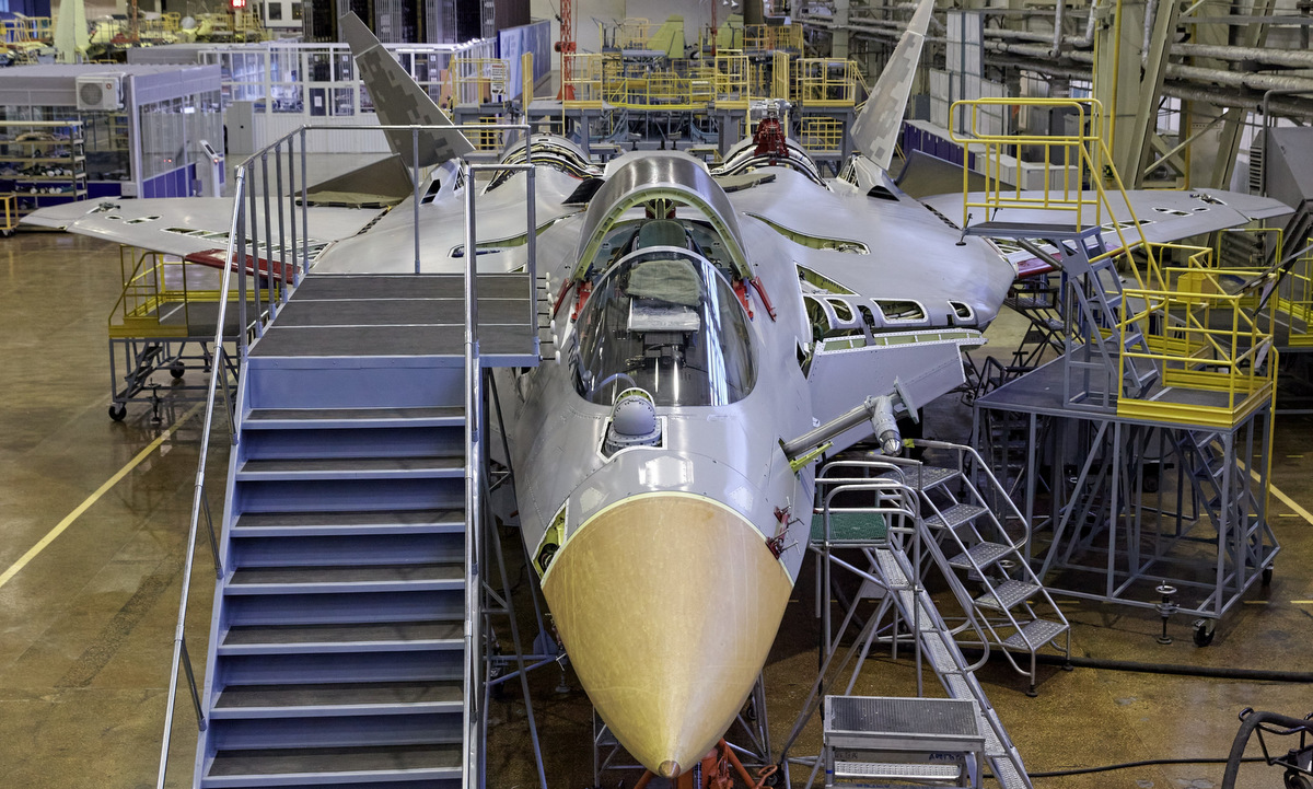 Tiêm kích Su-57 số hiệu 51002 trên dây chuyền sản xuất hôm 12/8. Ảnh: UAC.
