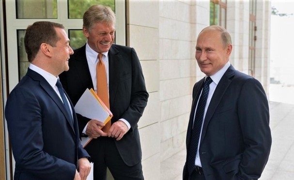 Tổng thống Putin (phải), cựu Tổng thống Medvedev (trái) và Thư ký báo chí Peskov; Nguồn: politryk.ru