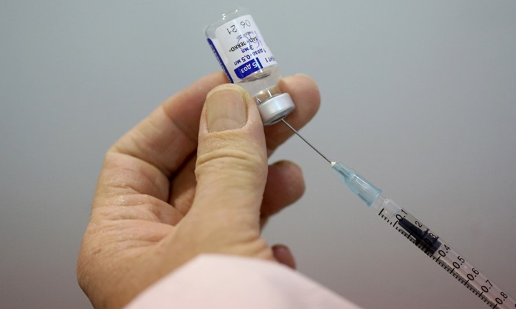 Nhân viên y tế Serbia chuẩn bị liều tiêm vaccine Sputnik V tại Hội chợ Belgrade hôm 1/2. Ảnh: AFP.