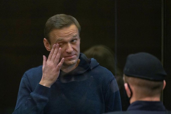 Chính trị gia đối lập Nga Alexei Navalny tham dự phiên tòa tại Matxcơva ngày 2-2-2021 - Ảnh: REUTERS