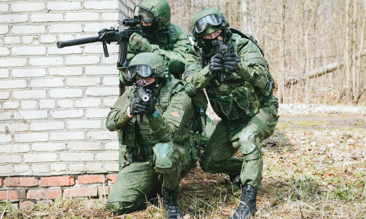 Quân nhân Nga mặc trang bị chiến dấu Ratnik trong một cuộc diễn tập. Ảnh: Rostec.