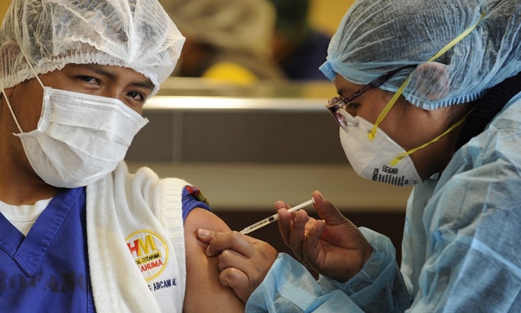 Bác sĩ tiêm vaccine Sputnik V cho người dân tại một bệnh viện ở thủ đô La Paz, Bolivia hôm 3/2. Ảnh: AFP.
