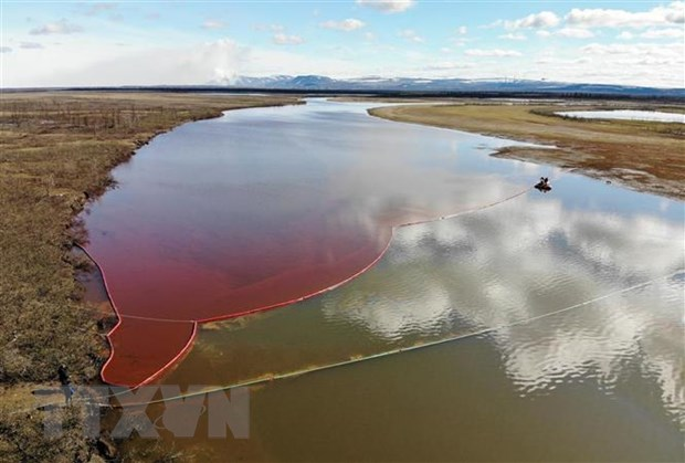 Một vệt dầu diesel lớn trên sông Ambarnaya sau sự cố tràn dầu ở Norilsk. (Ảnh: AFP/TTXVN)
