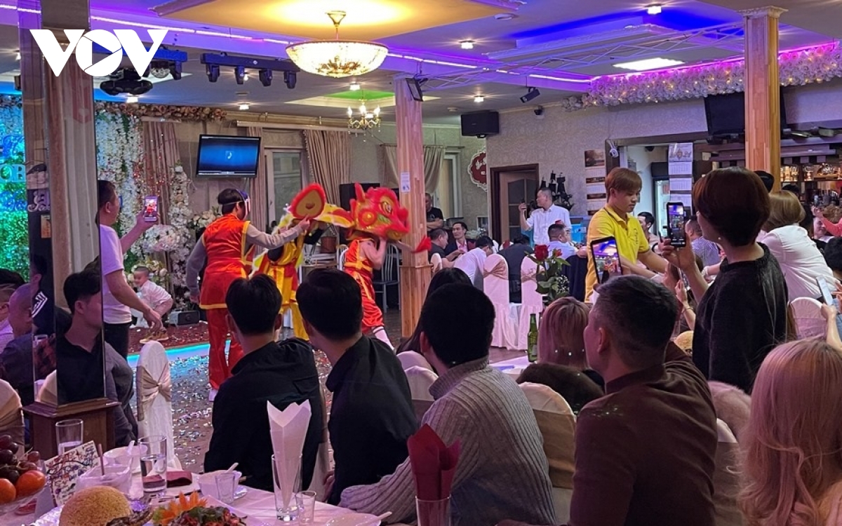 Thực khách chăm chú theo dõi màn múa sư tử vui nhộn Tiết mục múa sư tử tại nhà hàng Sơn Hà, nơi nhóm bà con kinh doanh quần áo trẻ em ở chợ Sadovod tổ chức đón Năm Mới.