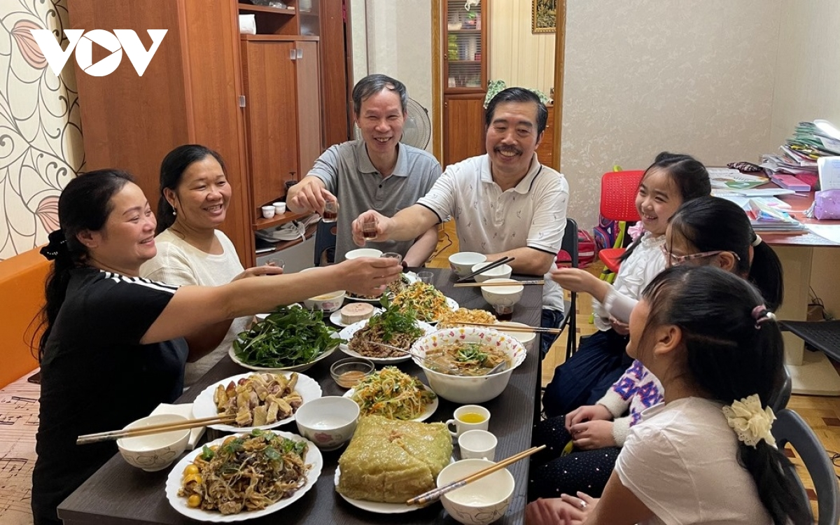 Bữa cơm Tất niên ấm cúng tại gia đình ông Nguyễn Xuân Thiều (ông Thiều ở bên phải).