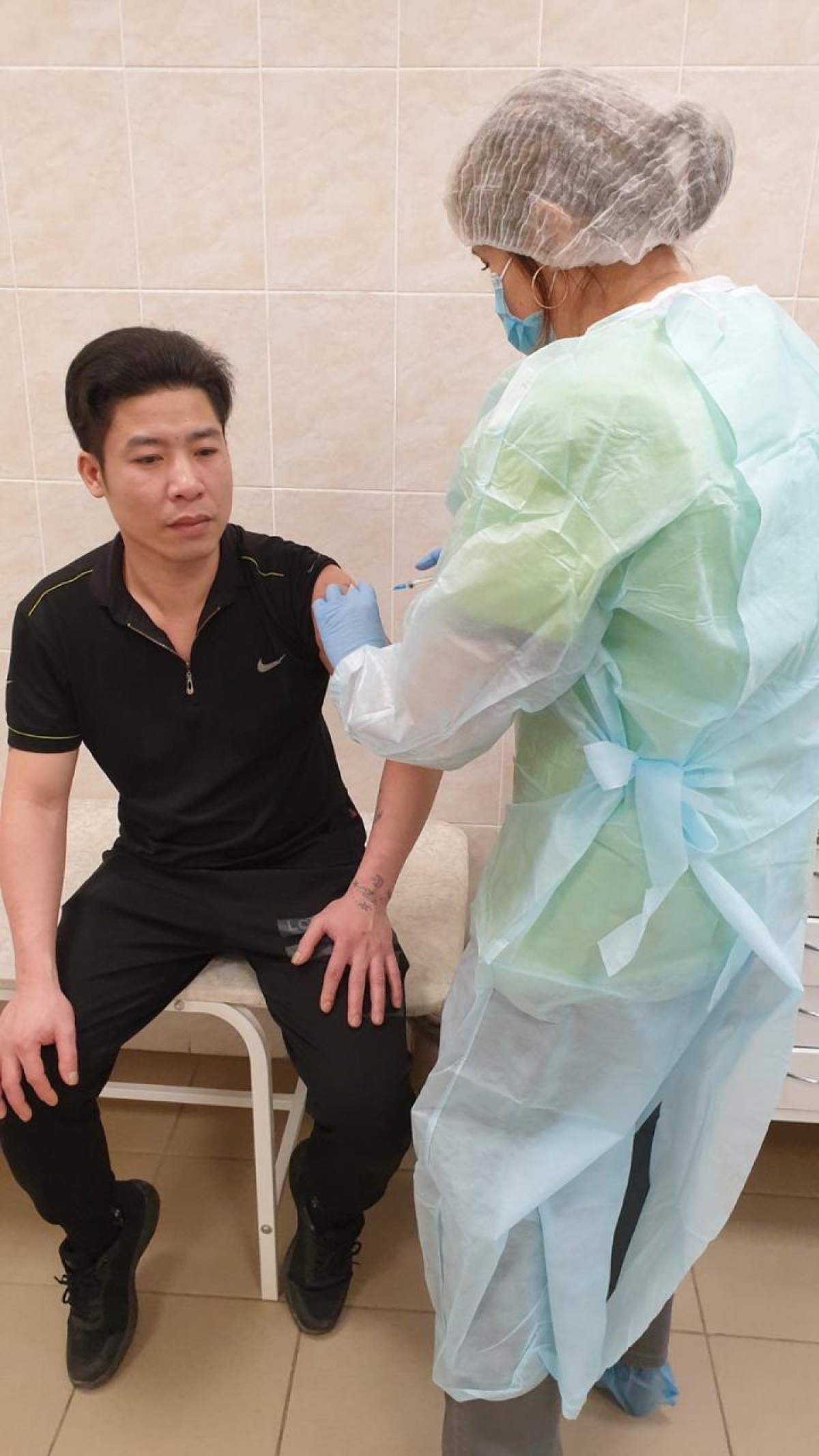 Công nhân nhà máy thịt Veliky Luki đang được tiêm vaccine (ảnh do ông Hà Việt Long cung cấp)