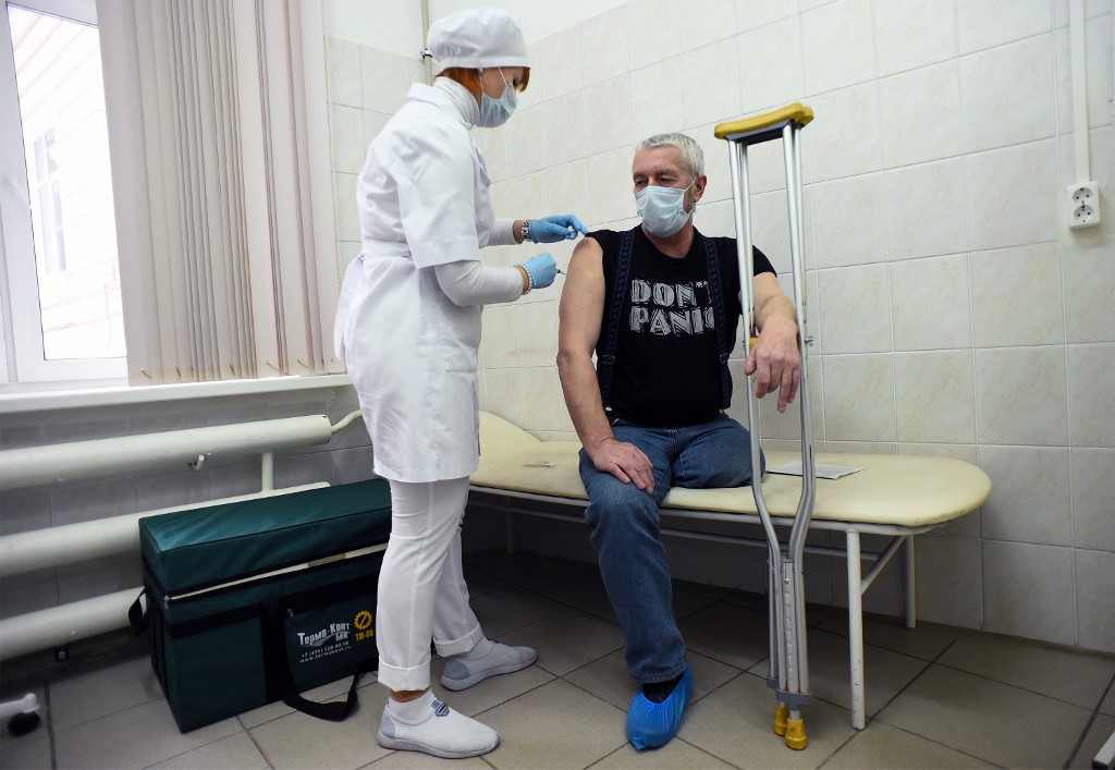 Nhân viên y tế tiêm vaccine Sputnik V cho một người đàn ông ở Saint Petersburg ngày 21/2. Ảnh: AFP.