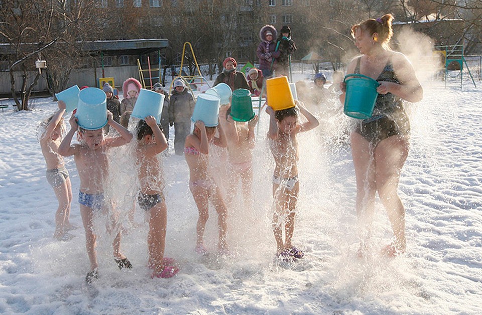 Những đứa trẻ 5 đến 6 tuổi tại một trường mẫu giáo ở vùng Siberia (Nga) được cho tắm nước đá giữa trời tuyết lạnh để giúp các bé khỏe mạnh hơn.